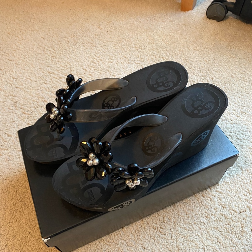 BCBG platform flip flops never worn
